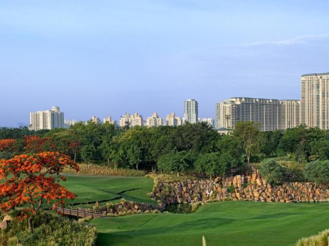 5 BHK Apartment in Sector 54 for resale Golf Course Road. The reference number is 17191406
