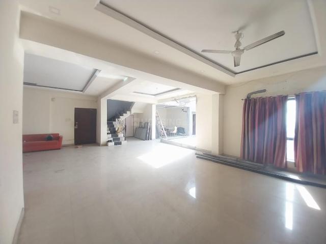 5 BHK Apartment in Tangra for resale Kolkata. The reference number is 20240639