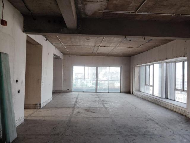 5 BHK Apartment in Tangra for resale Kolkata. The reference number is 20340749