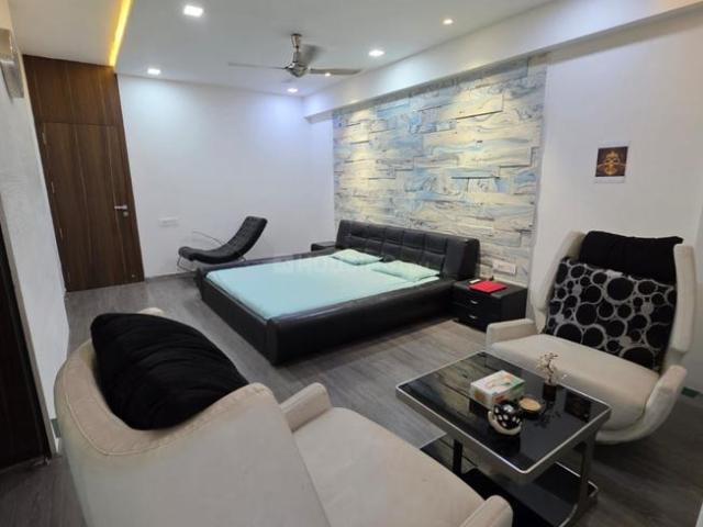 5 BHK Apartment in Vaishno Devi Circle for rent Ahmedabad. The reference number is 20841571