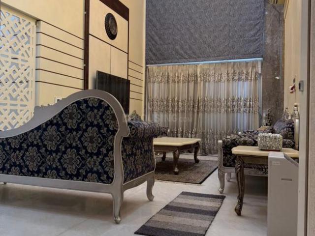 5 BHK Duplex in Kurla West for resale Mumbai. The reference number is 18938063