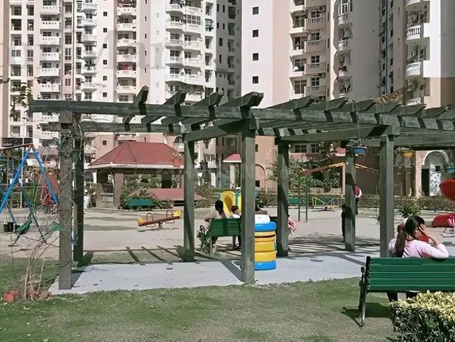5 BHK Duplex in Sector 45 for resale Noida. The reference number is 19877627