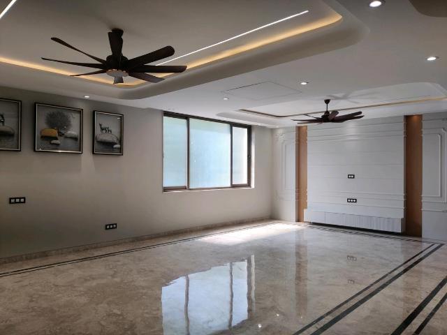 5 BHK Independent Builder Floor in Kaushambi for resale Ghaziabad. The reference number is 19764329