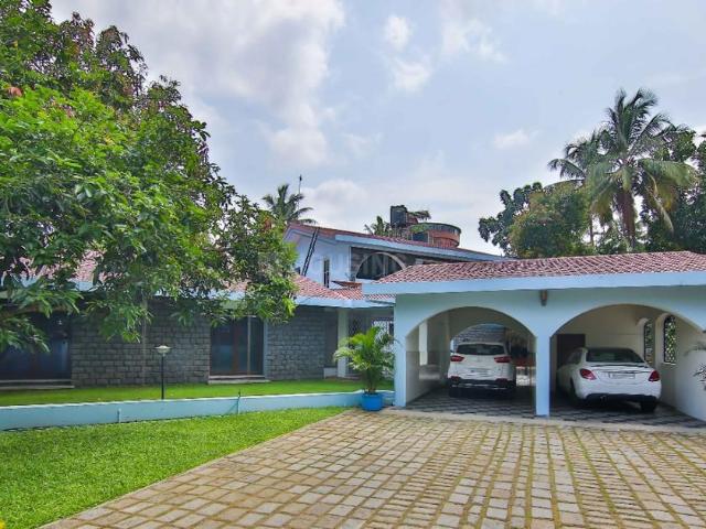 5 BHK Independent House in Vyttila for resale Kochi. The reference number is 20369483