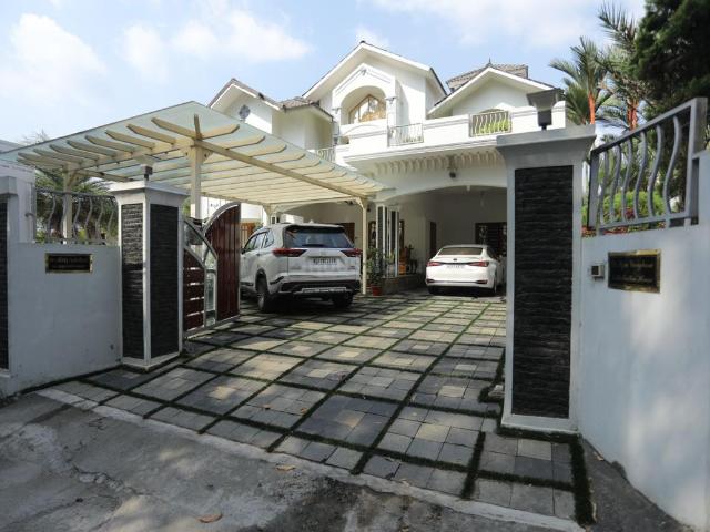 5 BHK Independent House in Kakkanad for resale Kochi. The reference number is 17000410
