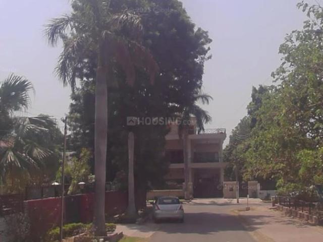 5 BHK Independent House in Sector 33 for resale Chandigarh. The reference number is 17449057