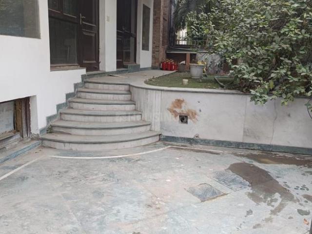 5 BHK Independent House in Sector 44 for resale Noida. The reference number is 20206853