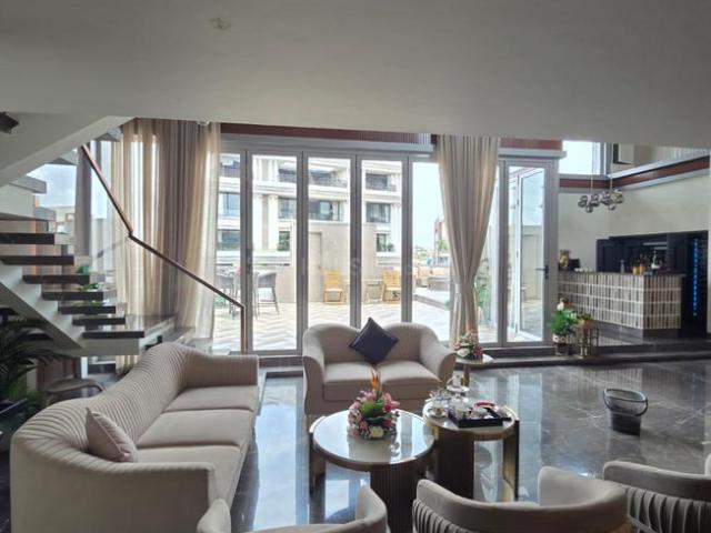 5 BHK Penthouse in Juhu for rent Mumbai. The reference number is 18859752