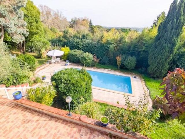 5 chambres et piscine dans un secteur privilegie !