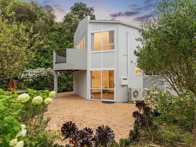 5 Erskine Close, Island Bay, Wellington City