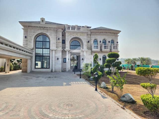 5 Kanal Corner Farm House For Urgent Sale
