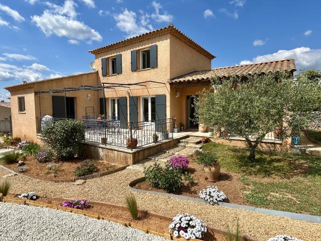 5 KM UZES et ST QUENTIN Magnifique villa au calme avec piscine
