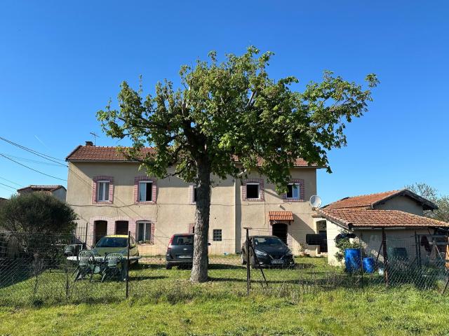 5 Kms de VEAUCHE Rare à la vente Immeuble de caractère 3 logements sur terrain 1584 m2 !