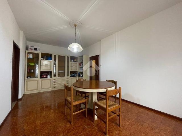 5 locali in affitto