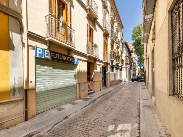 5 plazas de garaje en venta en pleno centro de Granada – Comodidad y seguridad para tu vehículo