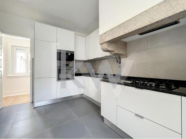 5 room apartment for rent in Campo Pequeno Rehabilitated