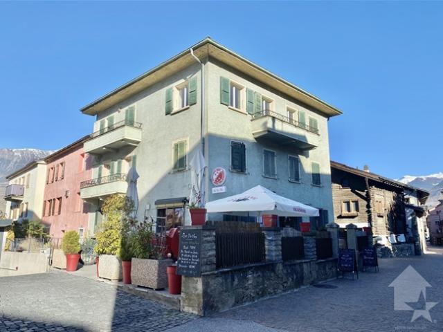 5 Zimmer Wohnung mit Balkon im Zentrum des Dorfes!