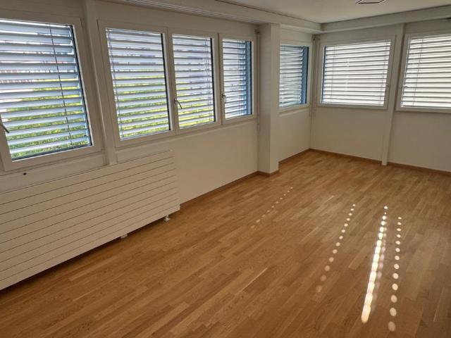 5 Zimmer Wohnung im 4. Stock in Acacias 1227