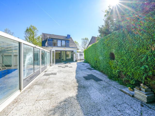 5 Zimmer, Pool & 2 Garagen Ihr Familienparadies