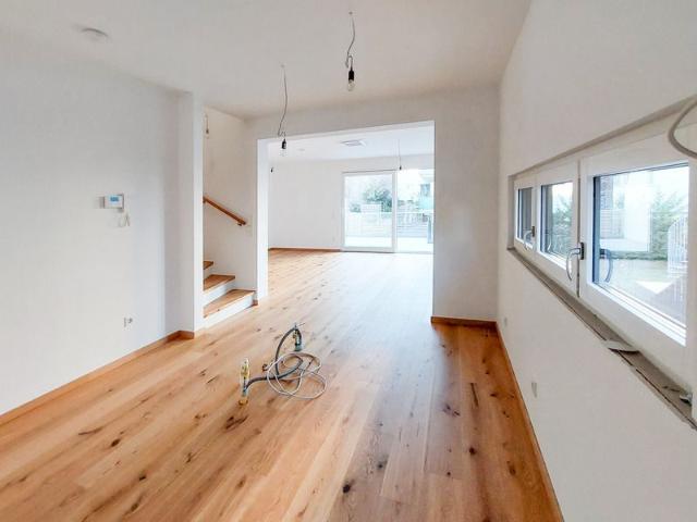 5 Zimmer plus Wohnkeller nahe der Donau mit 145 m² Wohnfläche. Wärmepumpe, PKW Stellplatz und Klimaanlage inklusive