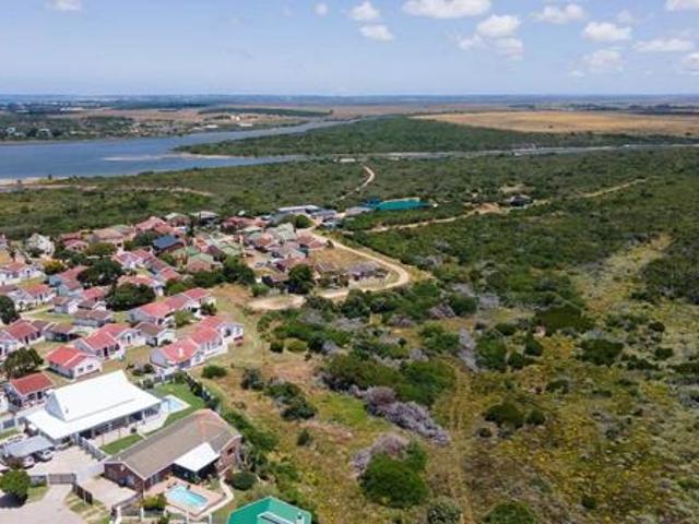 5 000 m² Land available in Aston Bay