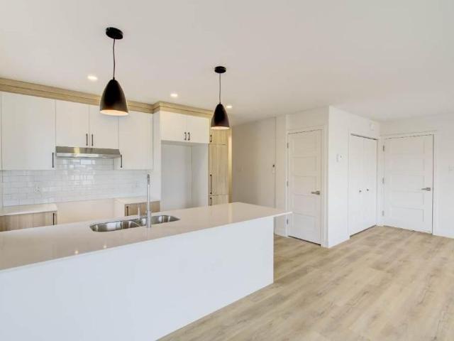 5 1/2 neuf, Les Coteaux, TRIPLEX ! rue Lippée