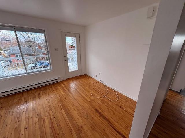 5 1/2 + entrée privée à louer