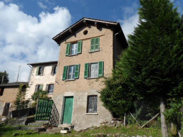5 1/2 Zimmer Dorfhaus an sehr ruhiger, sonniger Aussichslage / 5 1/2 room Ticino house to renovate very sunny and quiet