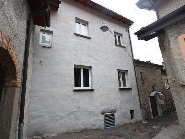 5 1/2 Zimmer Dorfhaus mit 4 Aussenparkplätzen / 5 1/2 Zimmer Haus im Kern mit 4 Parkplätzen
