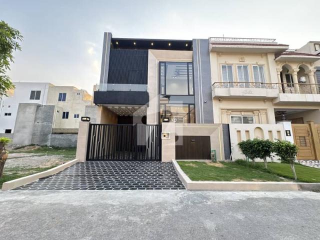5.5 Marla Modern House with Double Height Elevation
