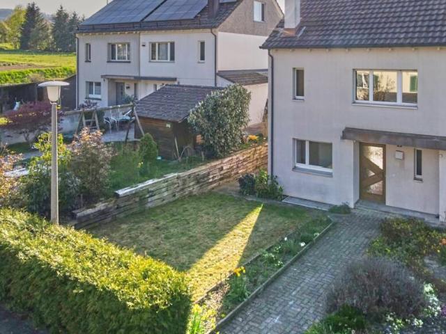5.5 Z' Doppelhaushälfte mit grossem Garten und eigener Garagenbox