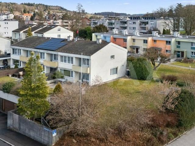 5.5 Zi. Reiheneckhaus mit grossem Potenzial für Anbaumöglichkeit
