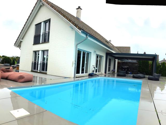 5.5 Zimmer Eckhaus mit Pool modern wohnen in Neuwilen