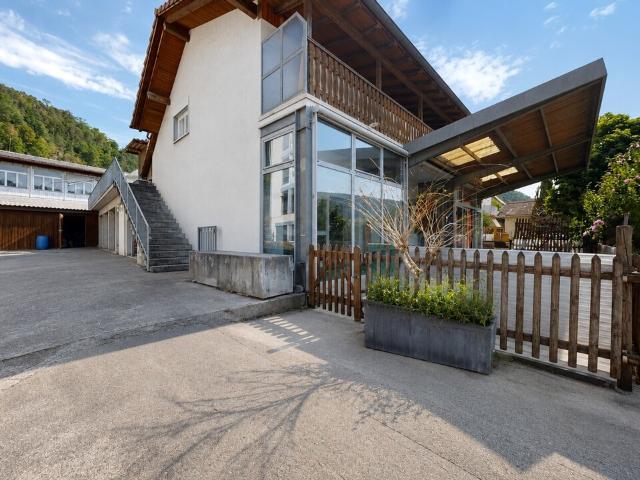 5.5 Zimmer Einfamilienhaus mit Garagen und Schopf mit viel Potenzial