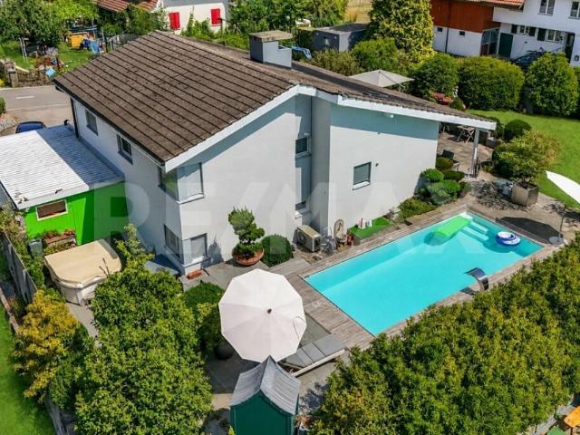 5.5 Zimmer Einfamilienhaus mit Pool, Garten und vielseitigem Aussenbereich