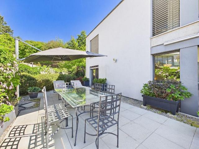 5,5 Zimmer Gartenwohnung mit verglaster Terrasse an zentraler Lage in Zollikon