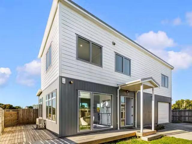 5C Barberry Lane, Te Atatu Peninsula, Waitakere City For Sale