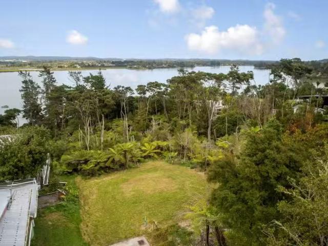5C Chatham Avenue, Paremoremo, North Shore City, Auckland