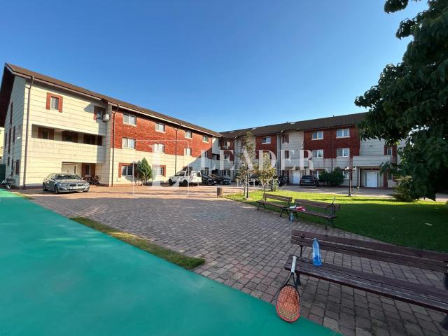 5bedroom villa with private garden & tennis court