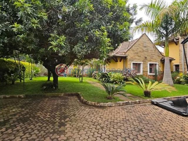 5bedroom All Ensuite Home With A Pool On Half Acre In Old Runda