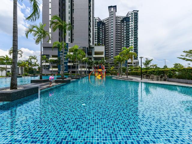 5km to Mid Valley spacious single room
