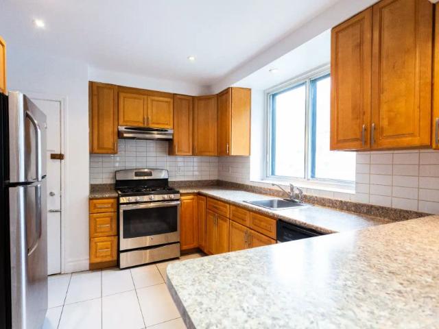 6001 6101 6151 Chemin de la Côte Saint Luc — 209 6001