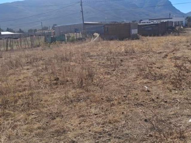 600 m² Land available in Saron
