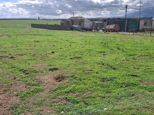 600 m² Land available in Saron
