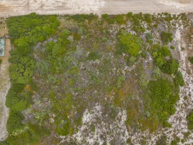 600 m² Land available in Suiderstrand