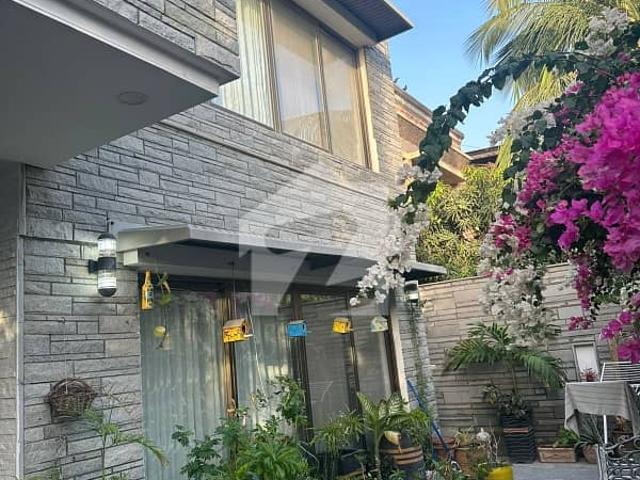 600 SQ Yard slightly use house available for sale