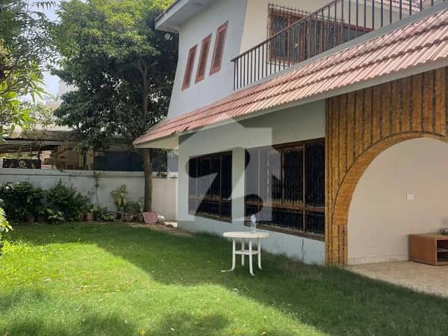 600 sq yards one unit bungalow salient commercial available for rent at blk 6 gulshan
