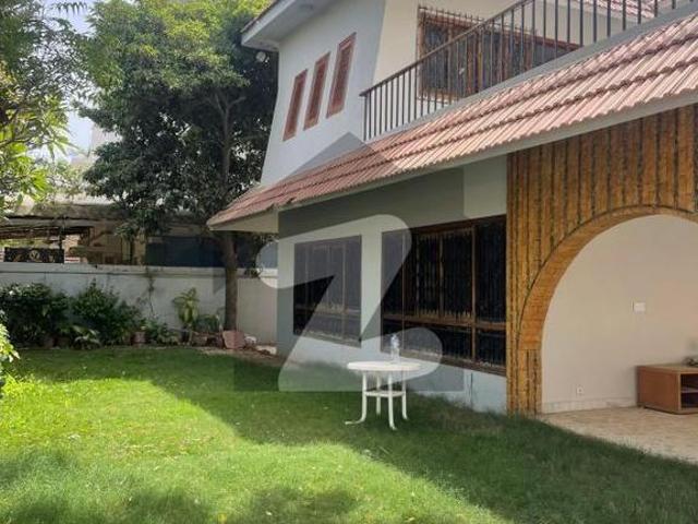 600 sq yards one unit bungalow silent commercial available for rent at blk 6 gulshan e iqbal block 6