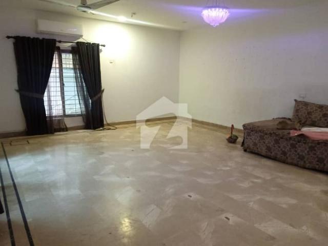 600 yard house on popular avenue away from sea | most wanted location