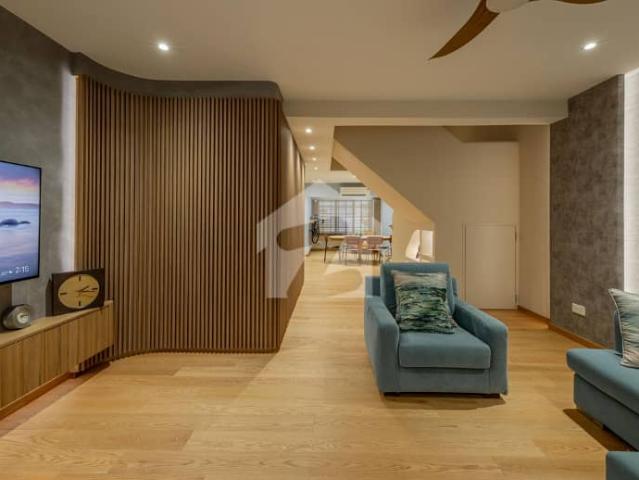 600 Yards Commercial Use Independent House For Rent With A Big Garage And Lots Of Rooms Boasting 10,000 Sqft Of Carpeted Area Suitable For Any Kind Of Business Located In Block 6 PECHS Near Shahrah E Faisal And Tipu Sultan Road | Office For Rent